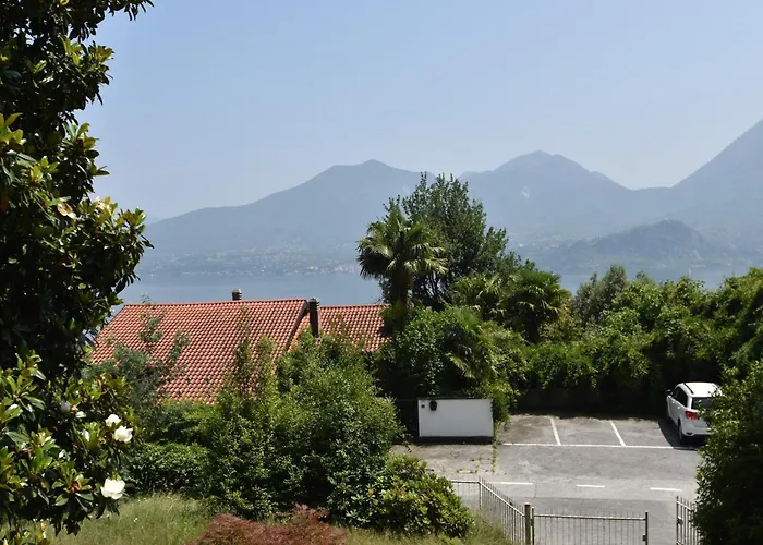 度假居 In With Maggiore Views *